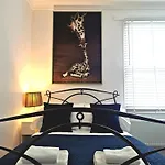 London Retreat-2 Bedroom House Parking & Garden