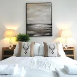 London Retreat-2 Bedroom House Parking & Garden