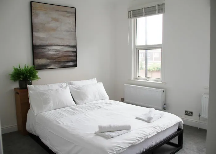 London Retreat-2 Bedroom House Parking & Garden